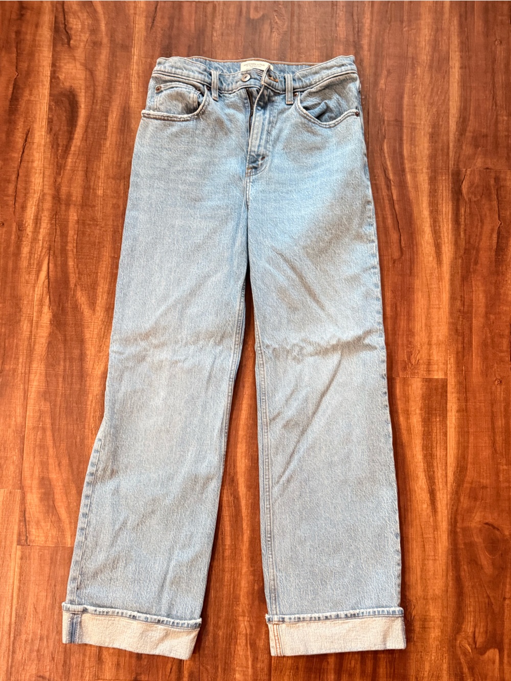 Abercrombie 90s Relaxed High Rise Cuffed Jeans Light Wash Size 28